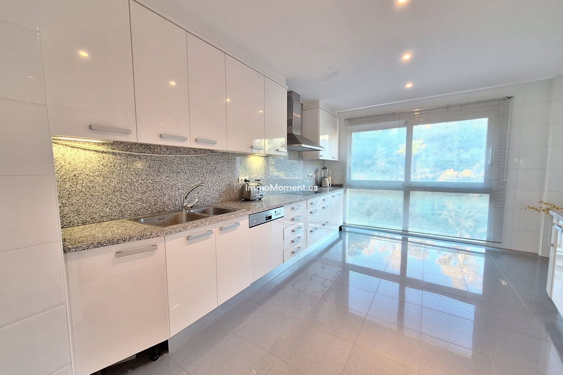 Resale - Apartment - Marbella - Nueva Andalucía