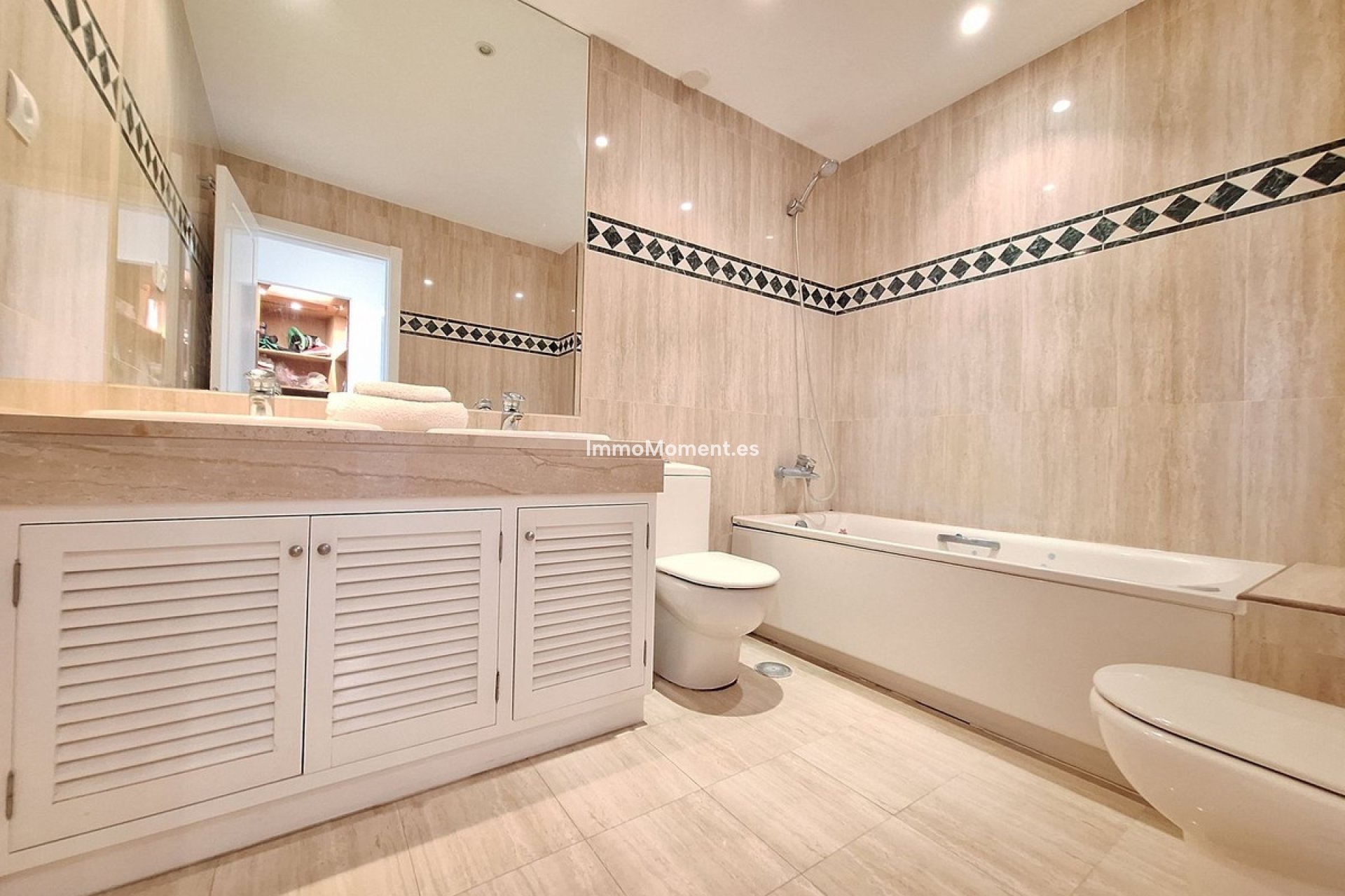 Resale - Apartment - Marbella - Nueva Andalucía