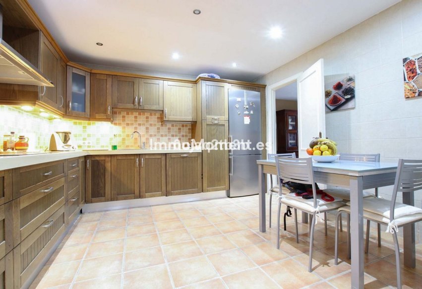 Resale - Apartment - Marbella - Nueva Andalucía