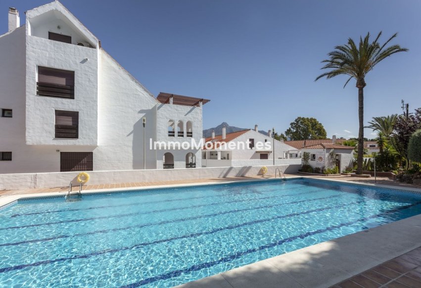 Resale - Apartment - Marbella - Nueva Andalucía