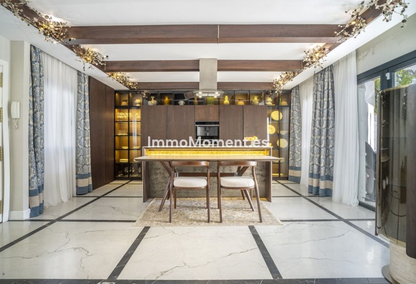 Resale - Apartment - Marbella - Nueva Andalucía