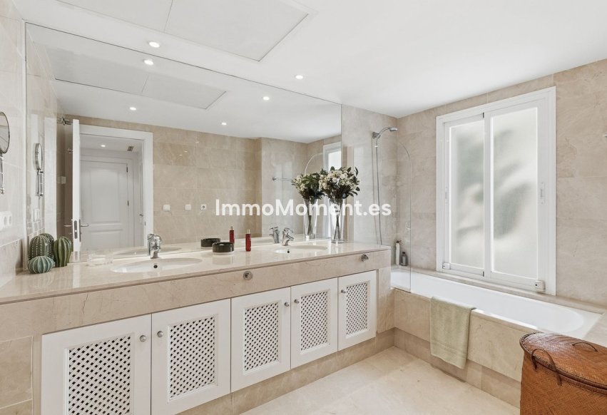 Resale - Apartment - Marbella - Nueva Andalucía