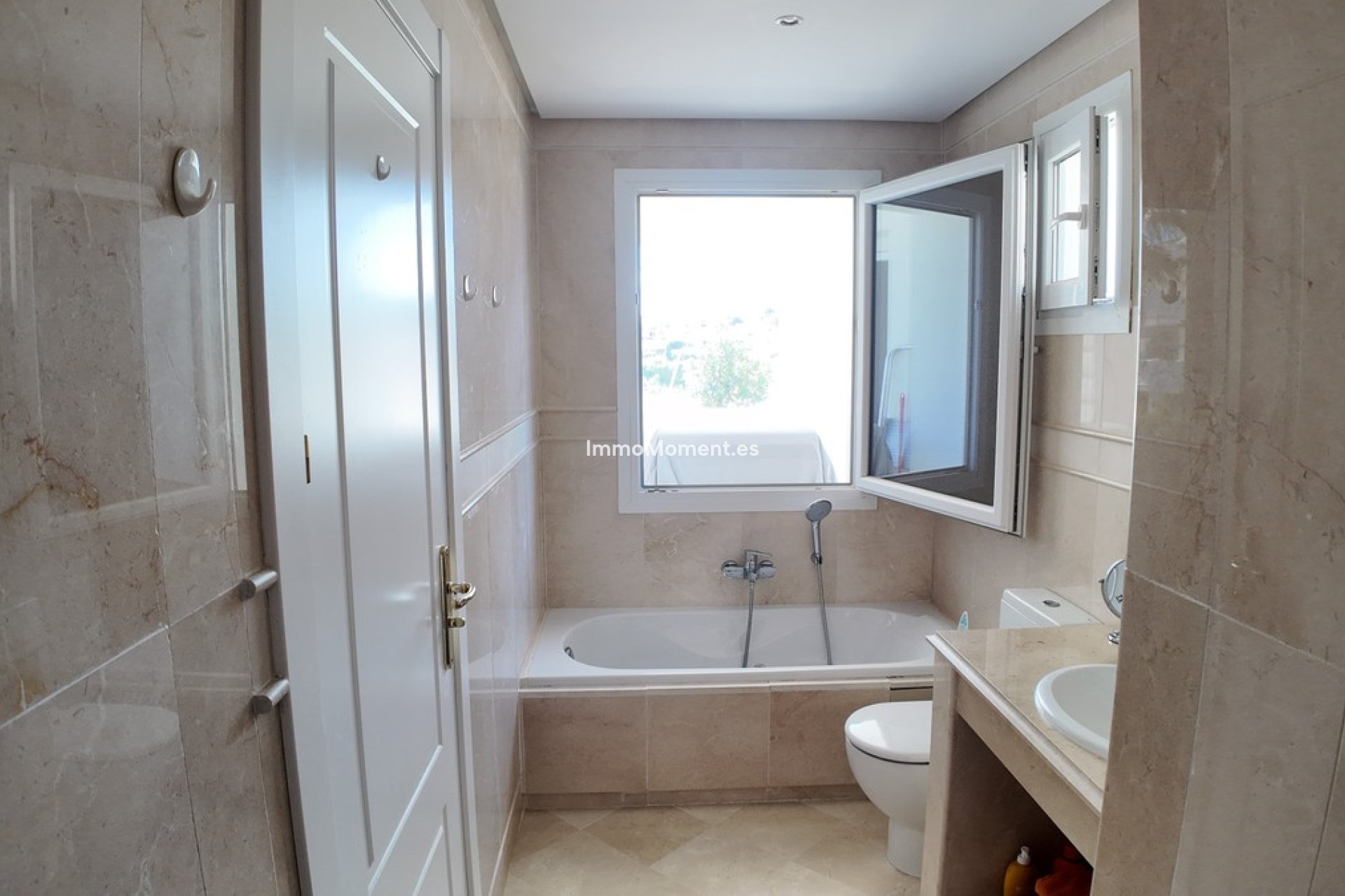 Resale - Apartment - Marbella - Nueva Andalucía