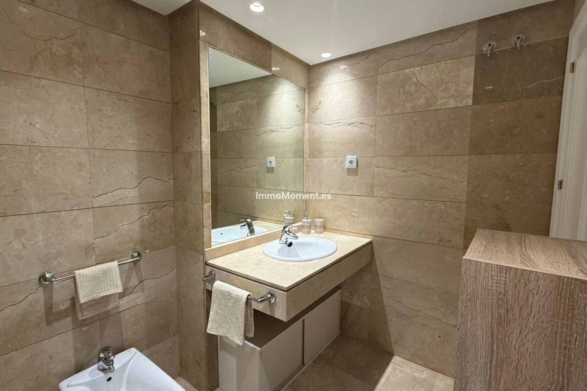 Resale - Apartment - Marbella - Nueva Andalucía