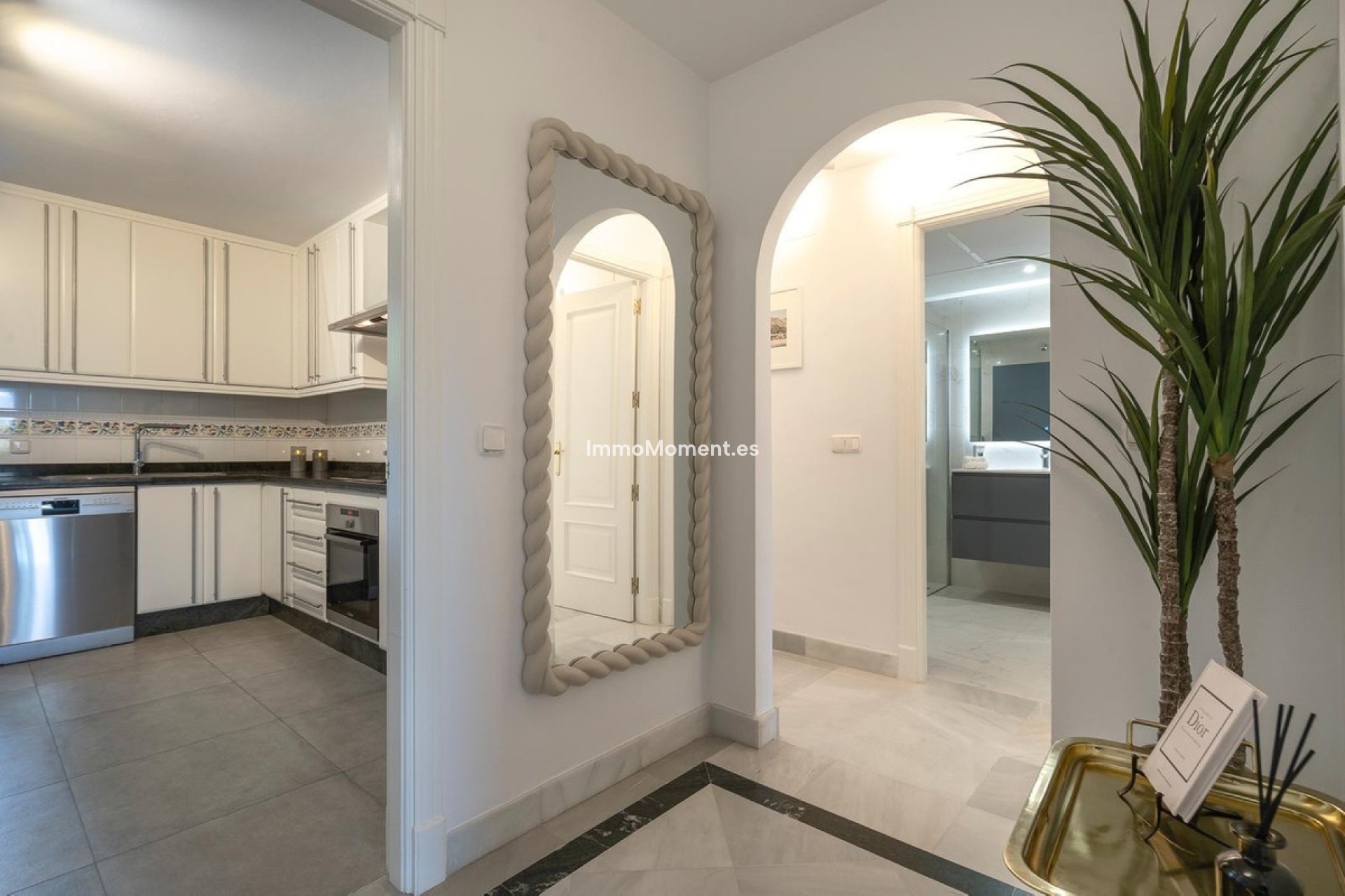 Resale - Apartment - Marbella - Nueva Andalucía