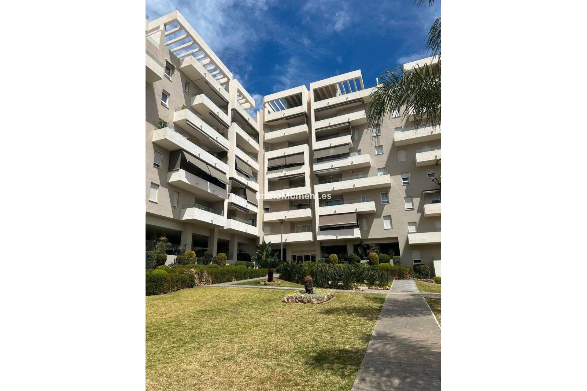 Resale - Apartment - Marbella - Nueva Andalucía