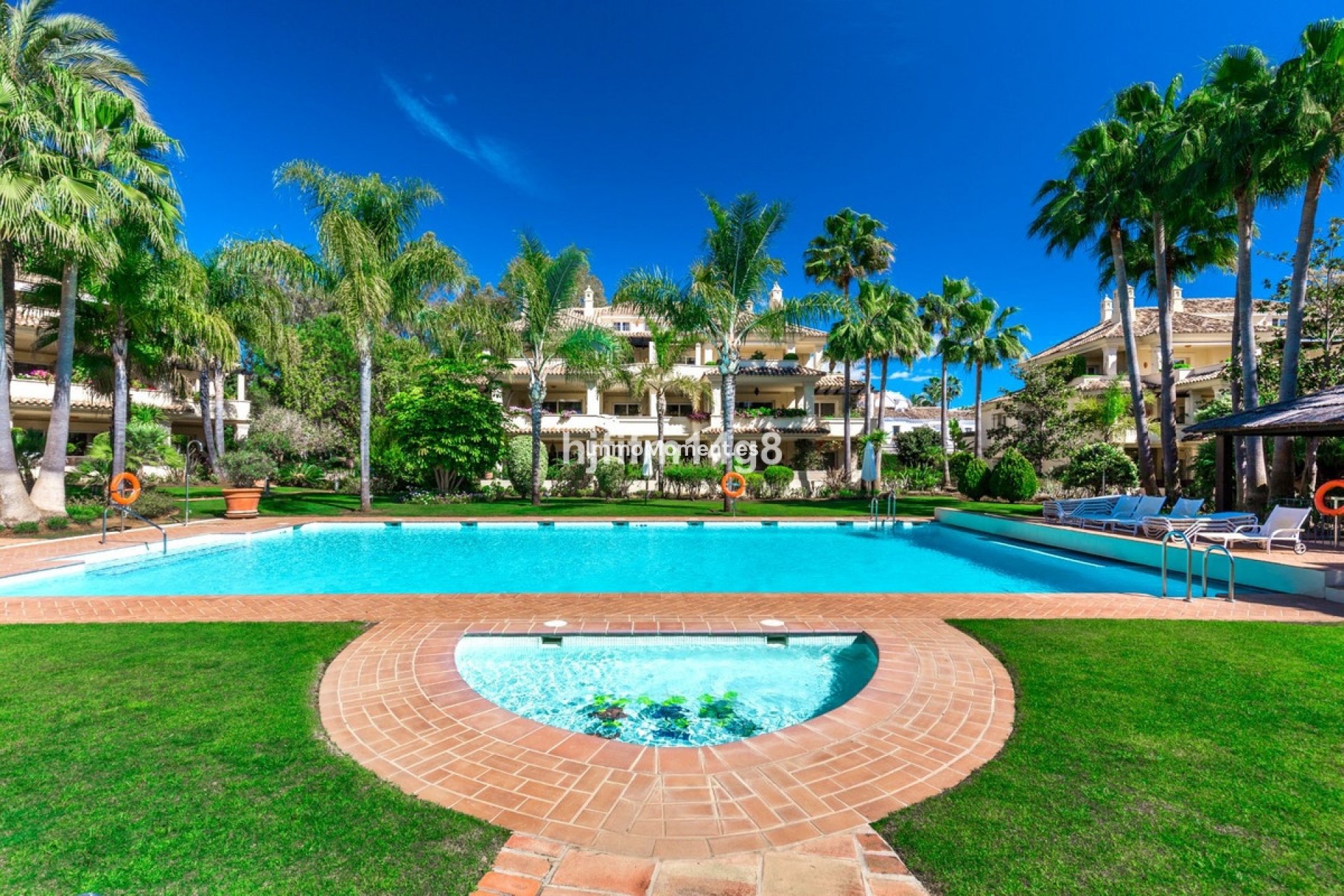 Resale - Apartment - Marbella - Nueva Andalucía