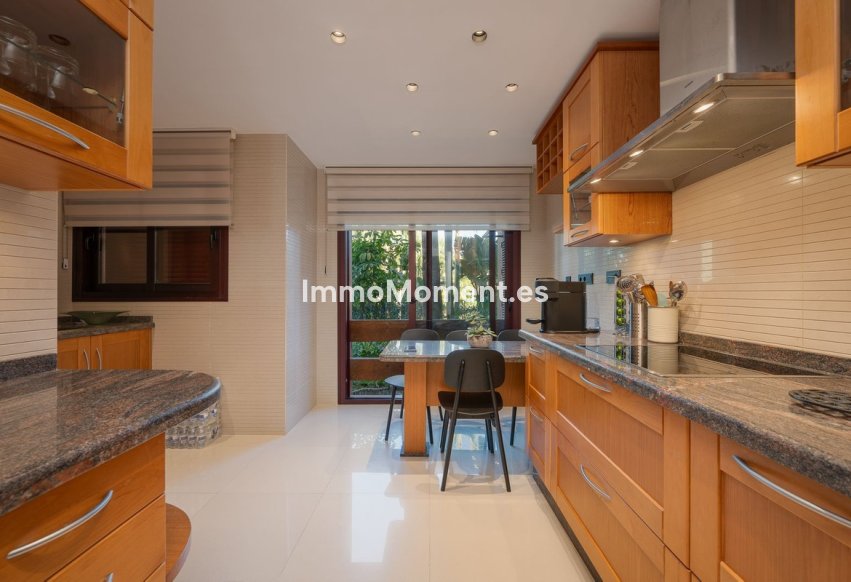 Resale - Apartment - Marbella - Nueva Andalucía