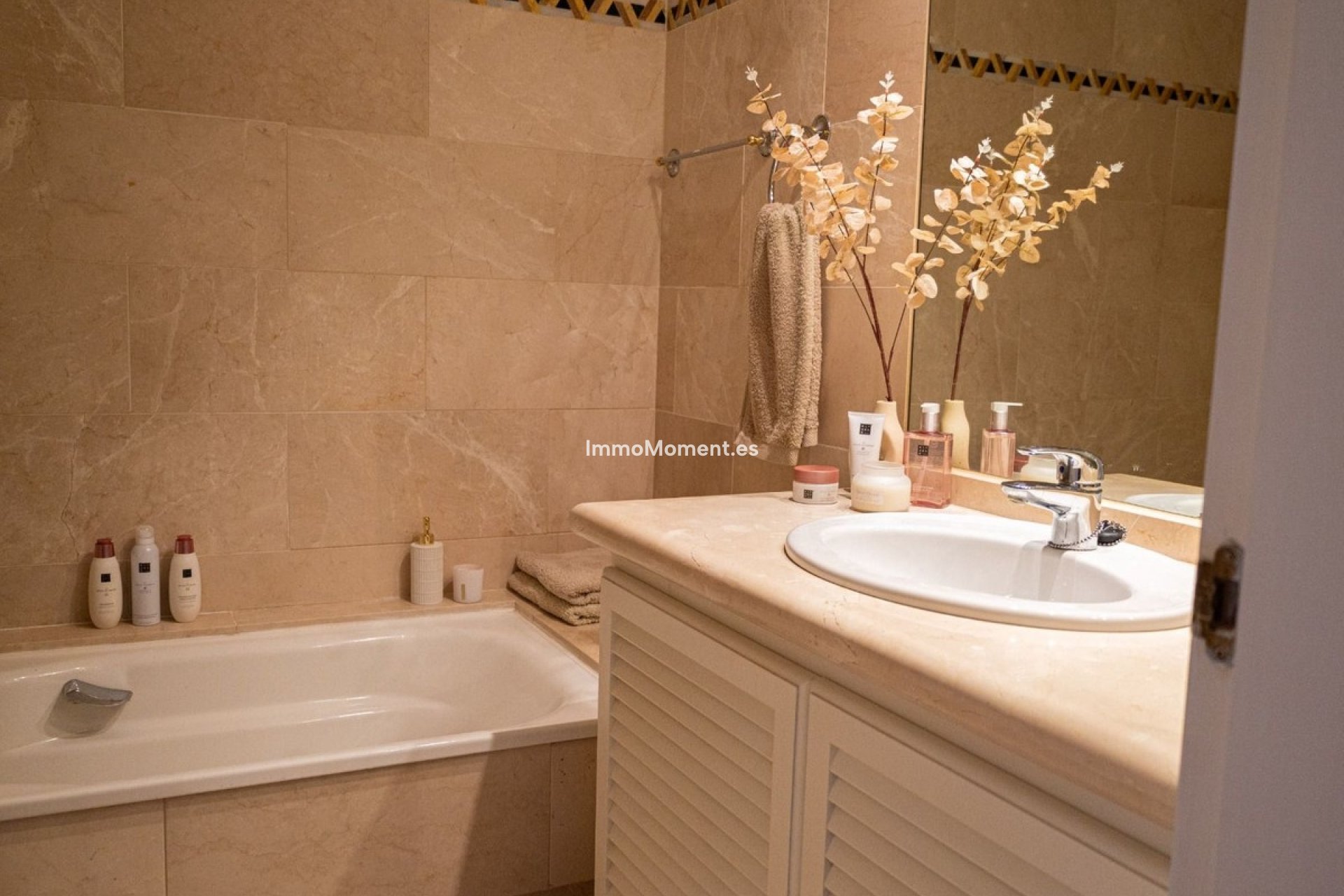 Resale - Apartment - Marbella - Nueva Andalucía