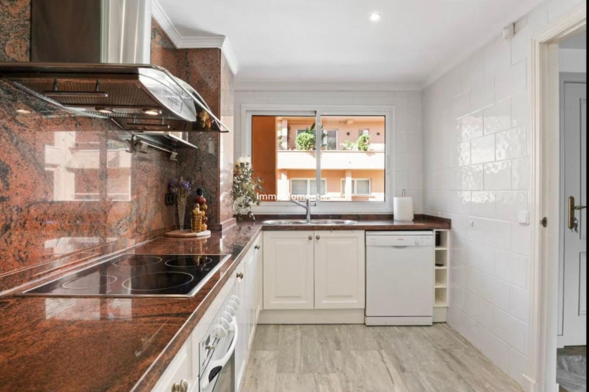 Resale - Apartment - Marbella - Nueva Andalucía