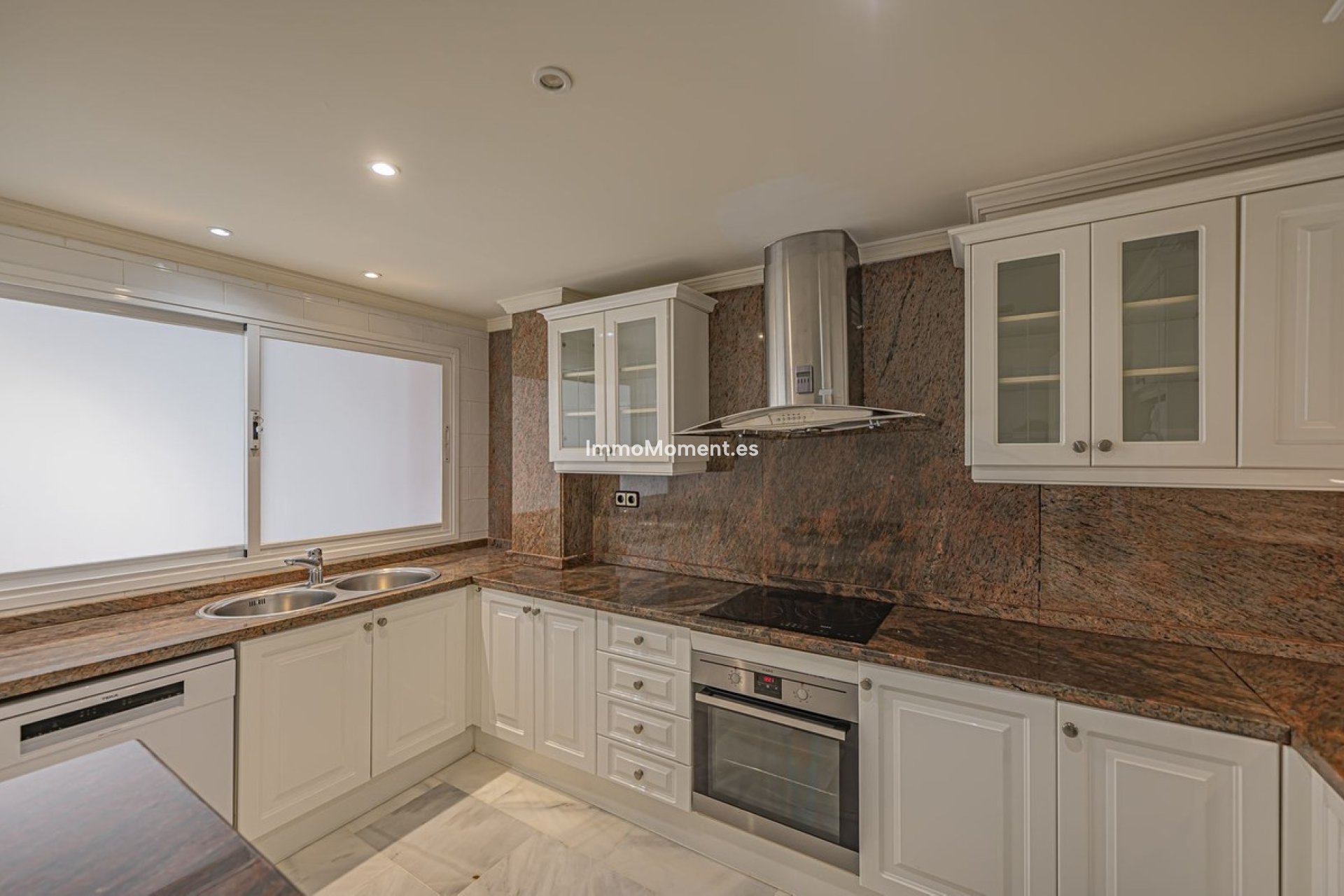 Resale - Apartment - Marbella - Nueva Andalucía