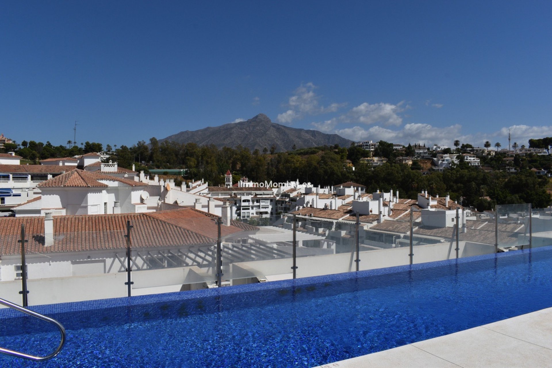 Resale - Apartment - Marbella - Nueva Andalucía
