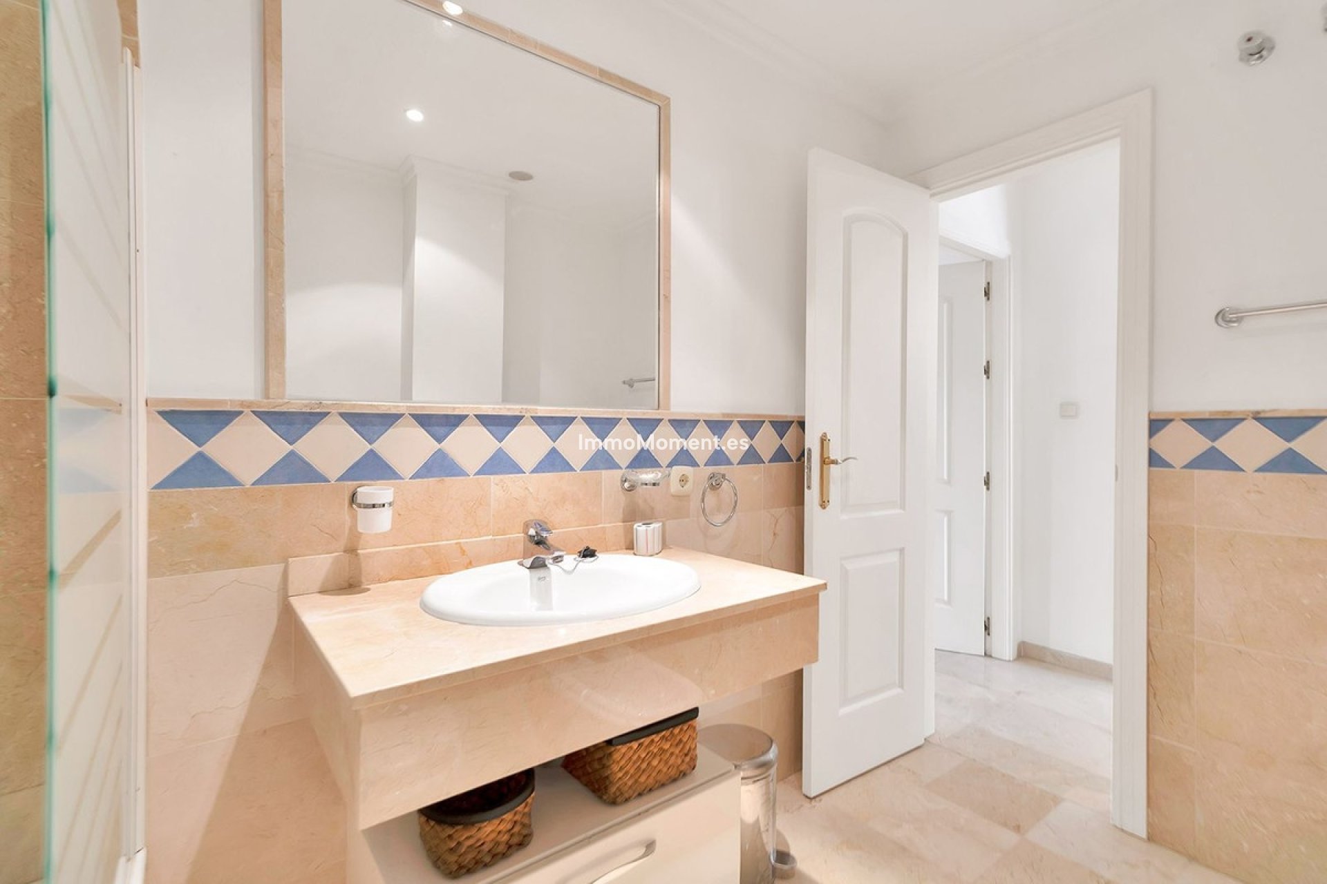 Resale - Apartment - Marbella - Nueva Andalucía
