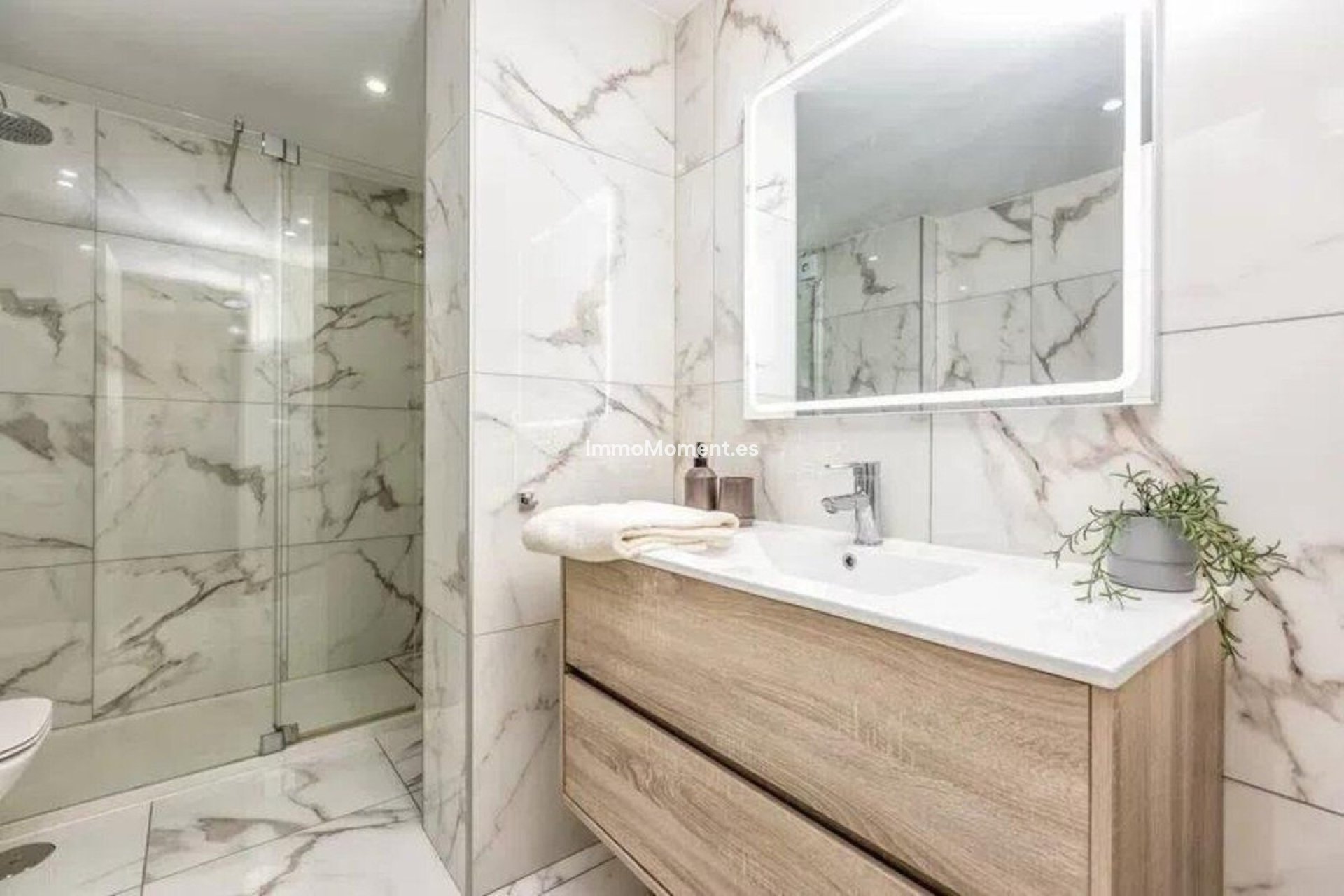 Resale - Apartment - Marbella - Nueva Andalucía