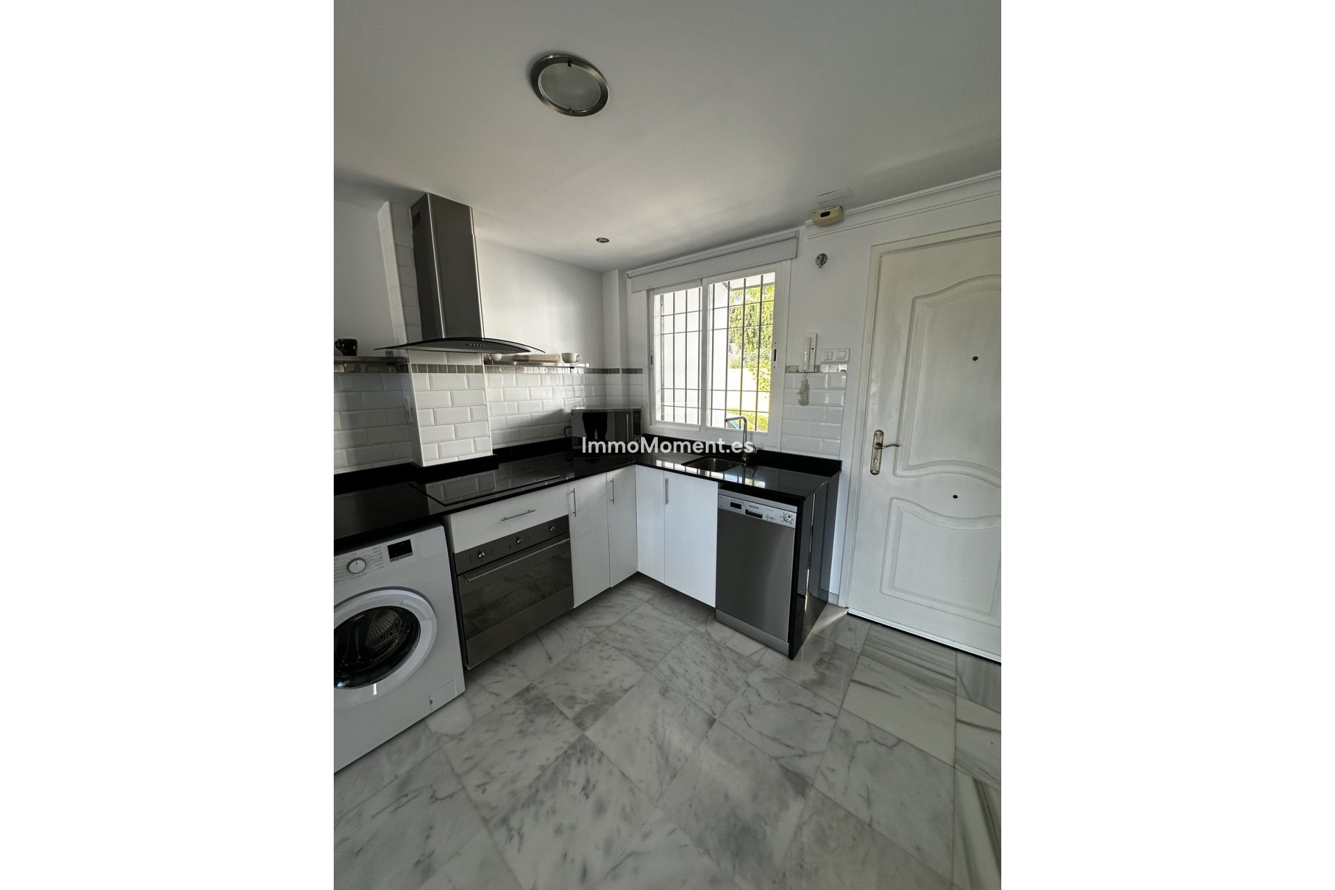 Resale - Apartment - Marbella - Nueva Andalucía