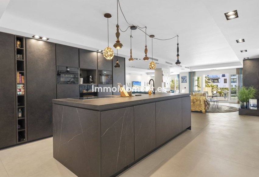 Resale - Apartment - Marbella - Puerto Banús