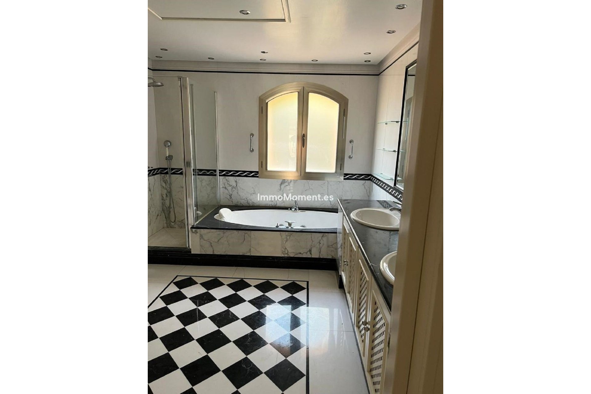 Resale - Apartment - Marbella - Puerto Banús