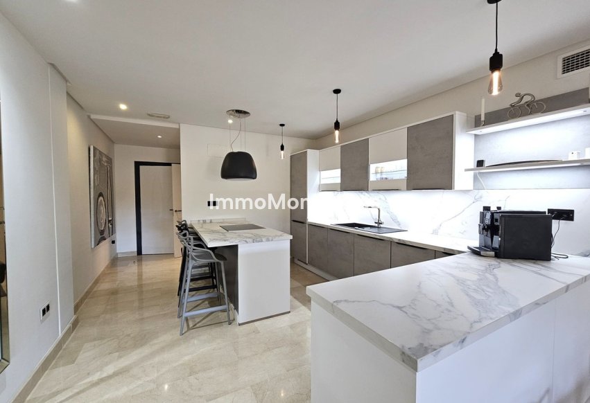 Resale - Apartment - Marbella - Puerto Banús