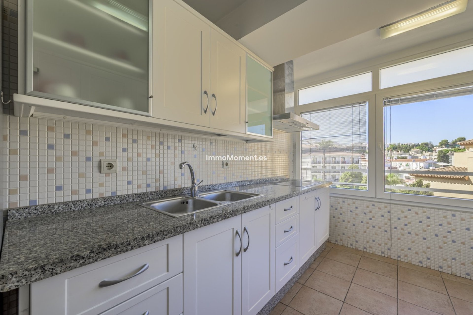 Resale - Apartment - Torremolinos - La Carihuela
