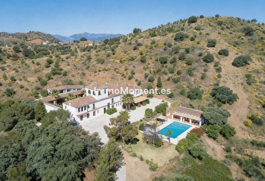 Resale - Country house - Inland  - Almogía