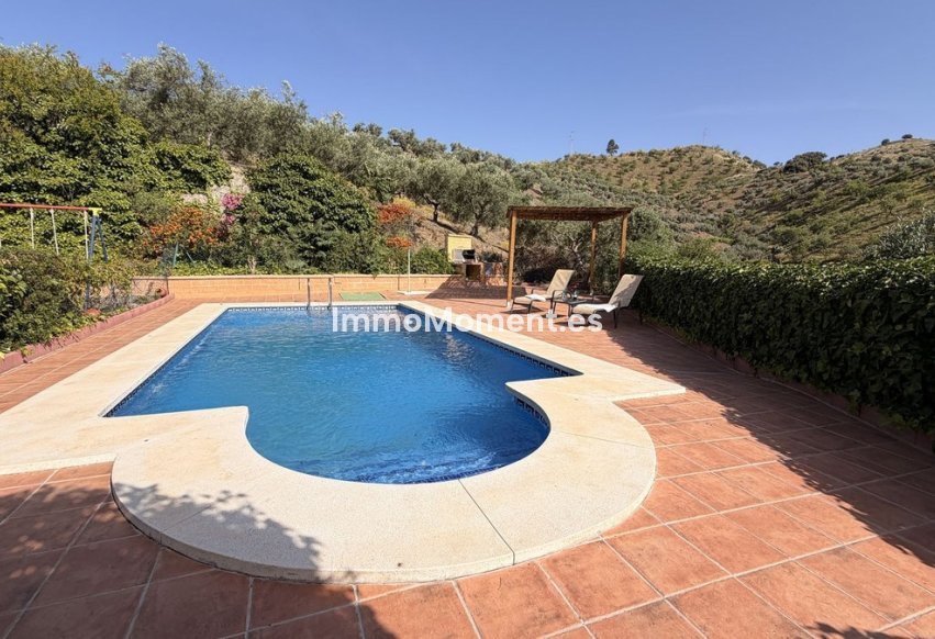 Resale - Country house - Inland  - Almogía
