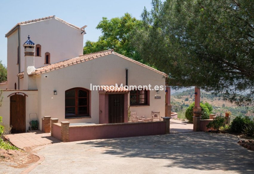 Resale - Country house - Inland  - Almogía