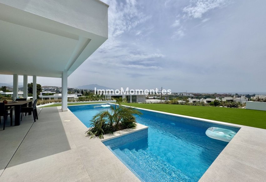 Resale - Detached villa - Estepona - Cancelada