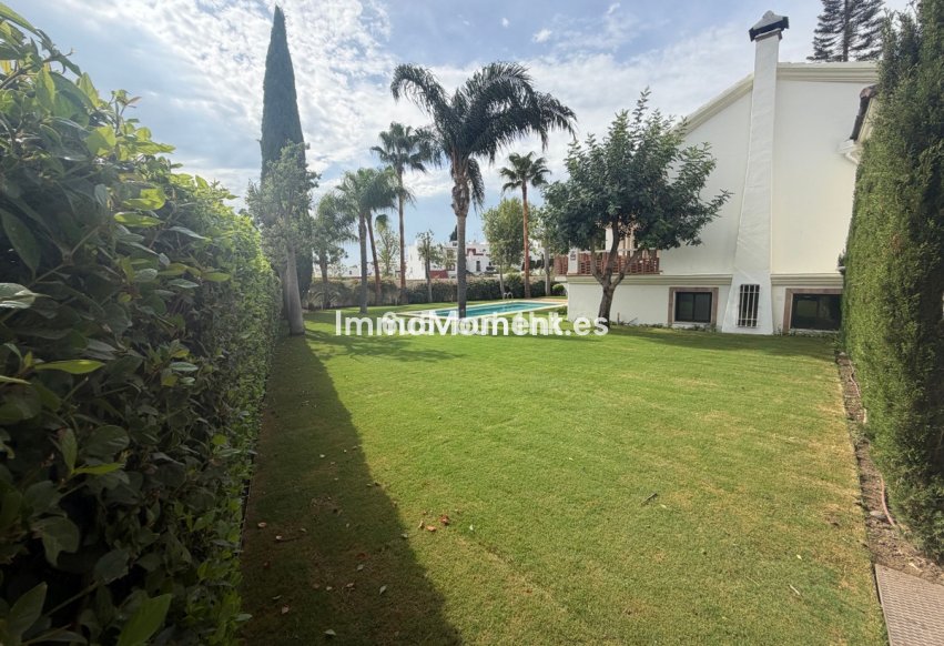 Resale - Detached villa - Estepona - Estepona Centro