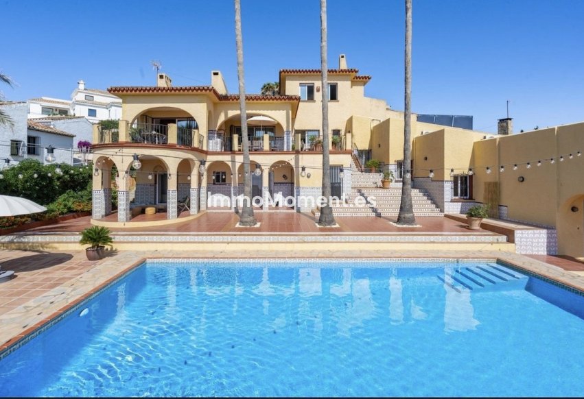 Resale - Detached villa - Estepona - Estepona Centro
