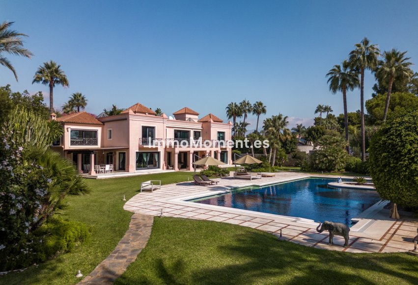 Resale - Detached villa - Estepona - Estepona Centro