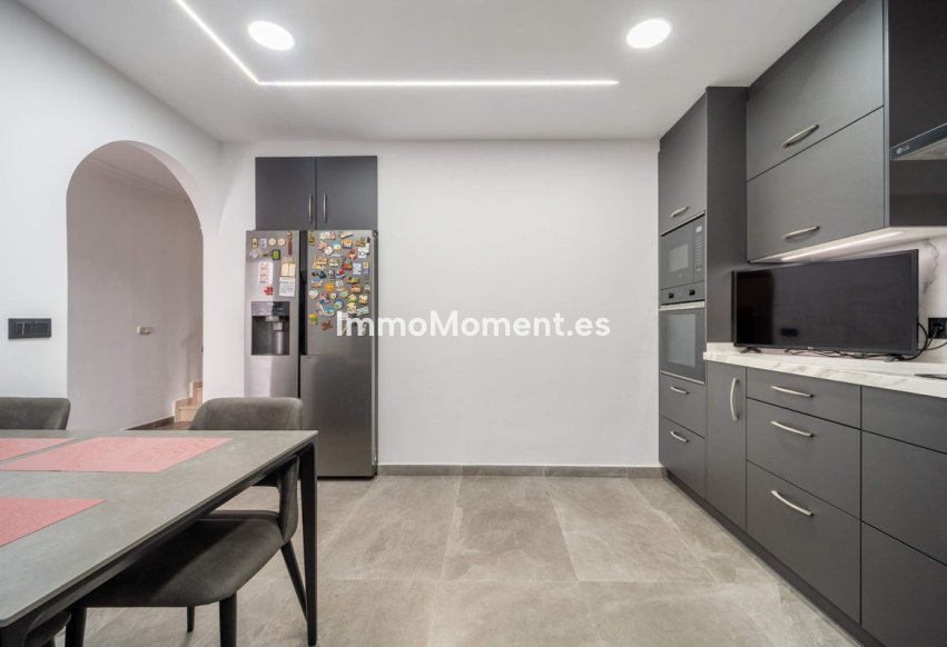 Resale - Detached villa - Estepona - Estepona Centro