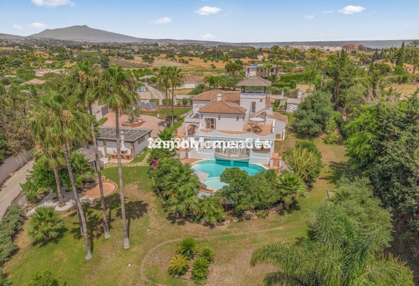 Resale - Detached villa - Estepona - Estepona Centro
