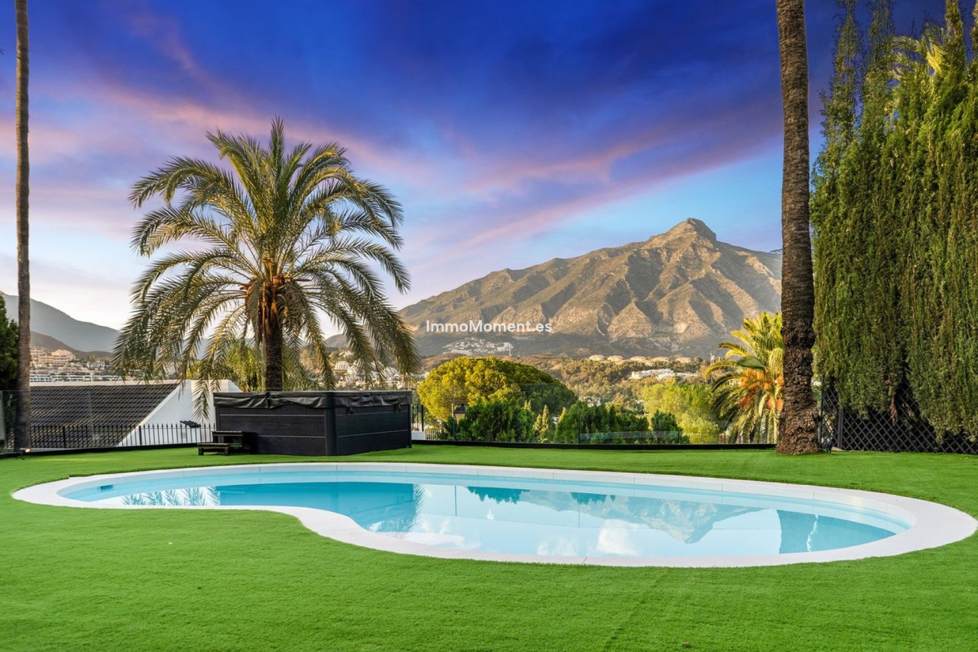Resale - Detached villa - Marbella - Nueva Andalucía