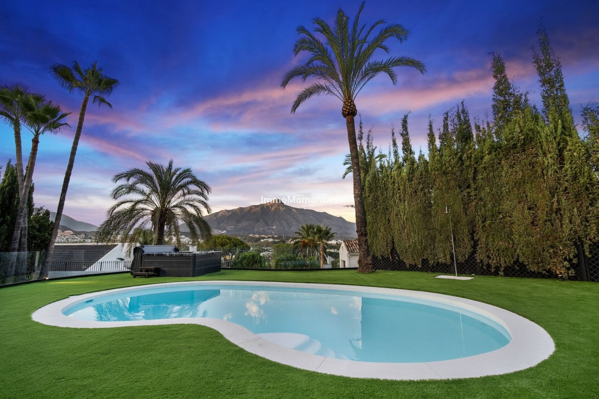 Resale - Detached villa - Marbella - Nueva Andalucía