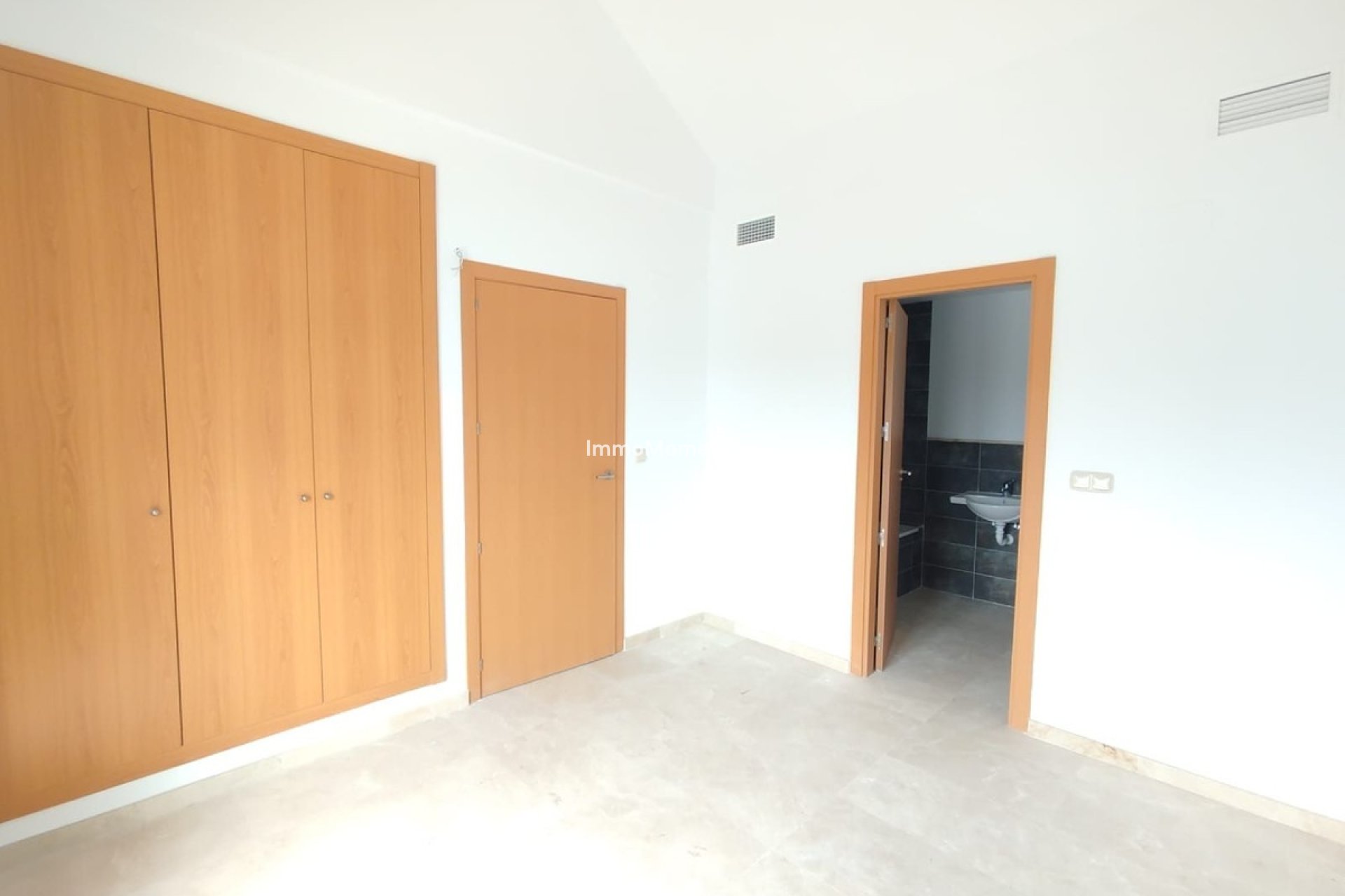 Resale - Townhouse - Casares - Doña Julia