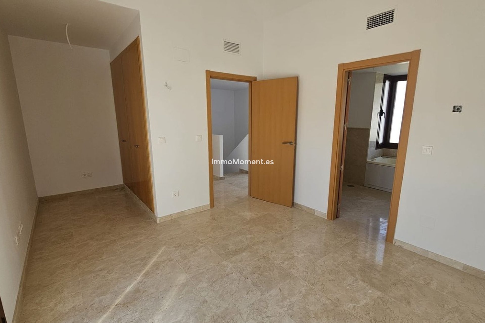 Resale - Townhouse - Casares - Doña Julia