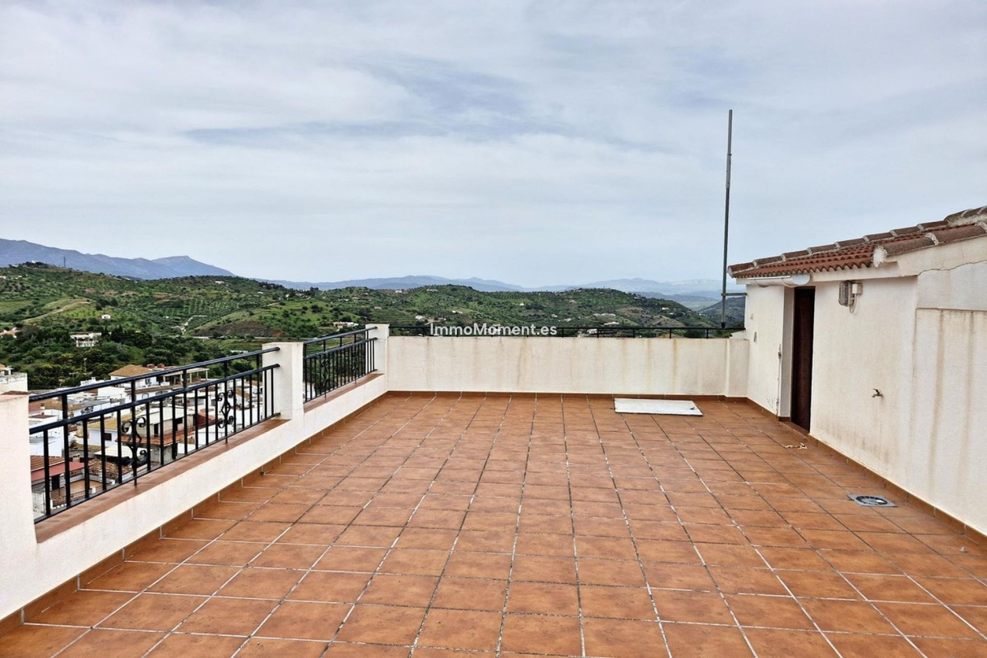 Resale - Townhouse - Inland  - Guaro