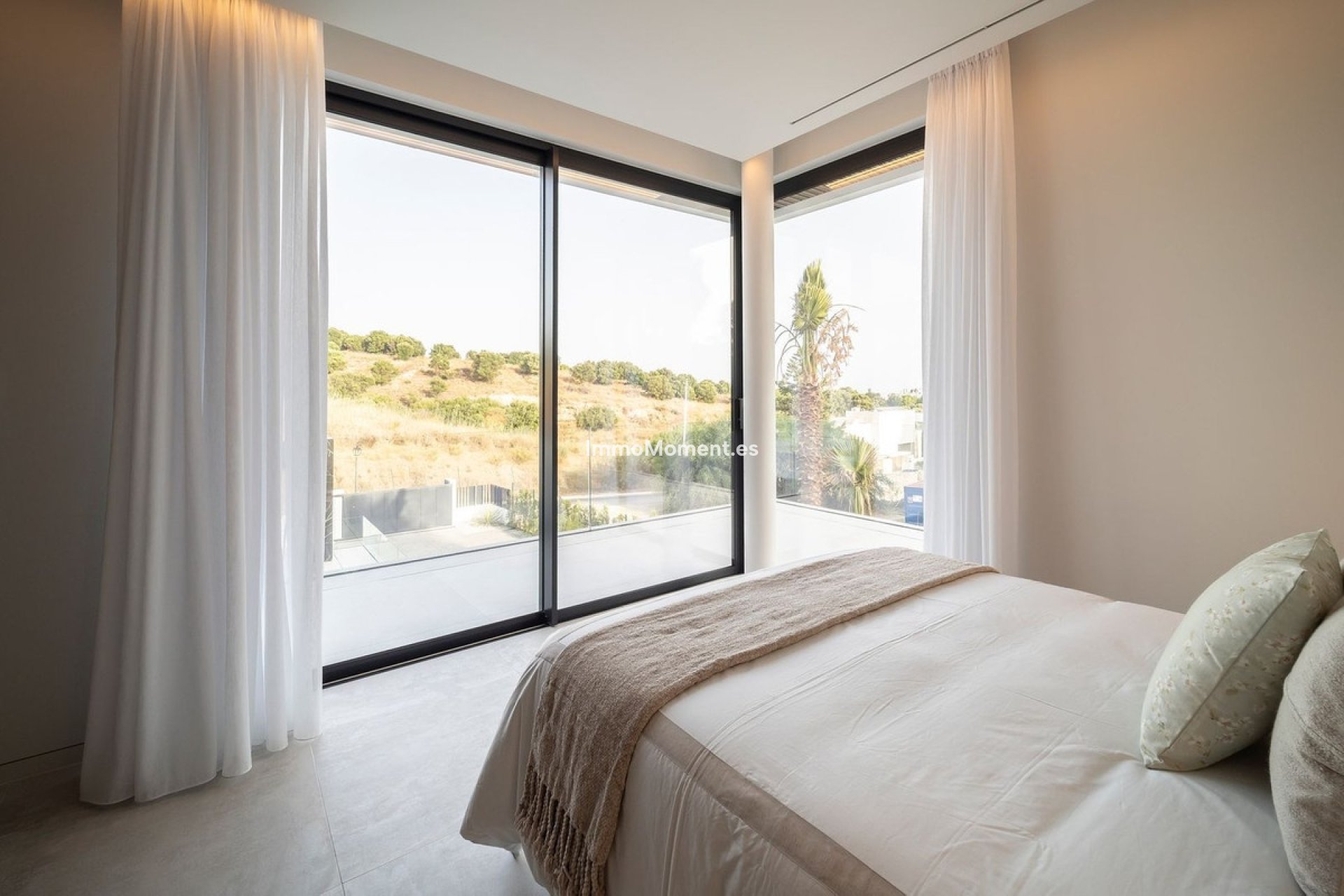 Resale - Villa - El Paraiso - New Golden Mile