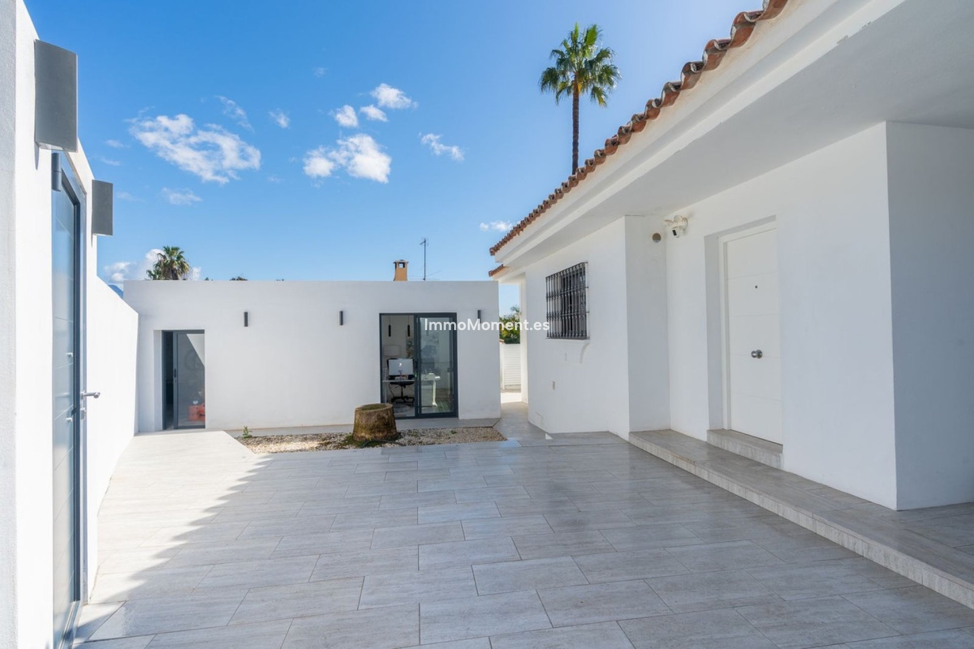 Resale - Villa - El Paraiso - New Golden Mile