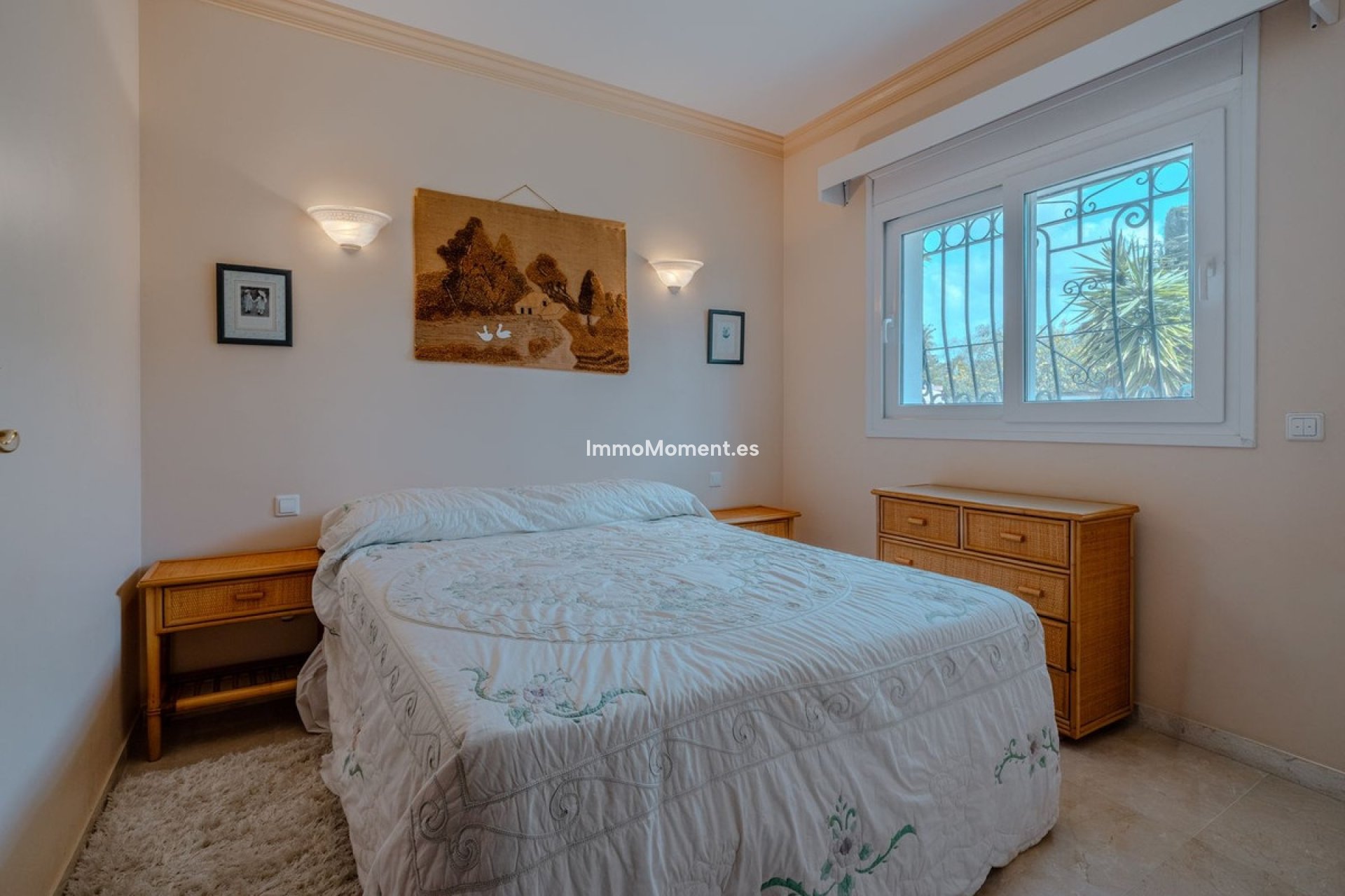 Resale - Villa - El Paraiso - New Golden Mile