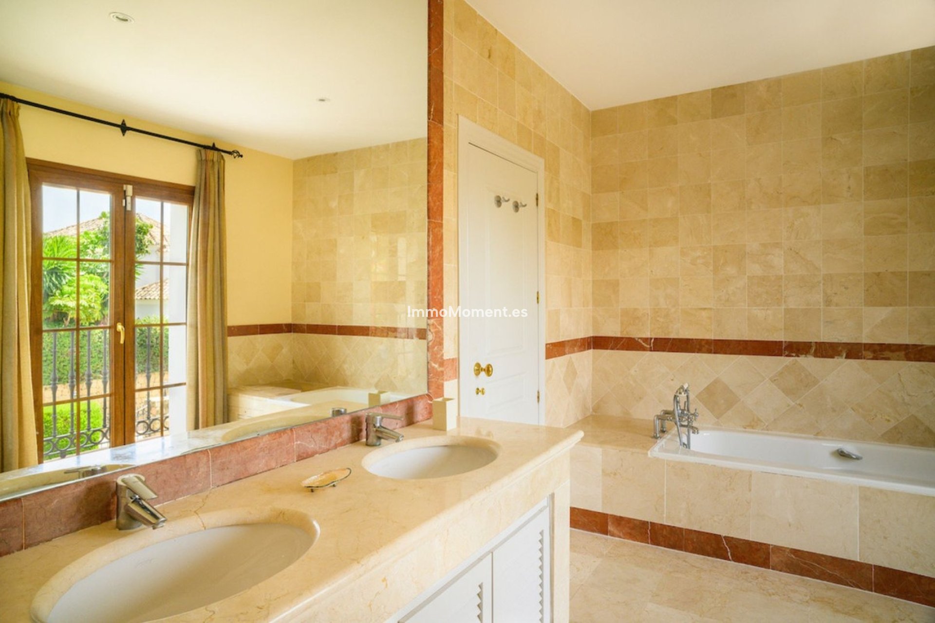 Resale - Villa - El Paraiso - New Golden Mile