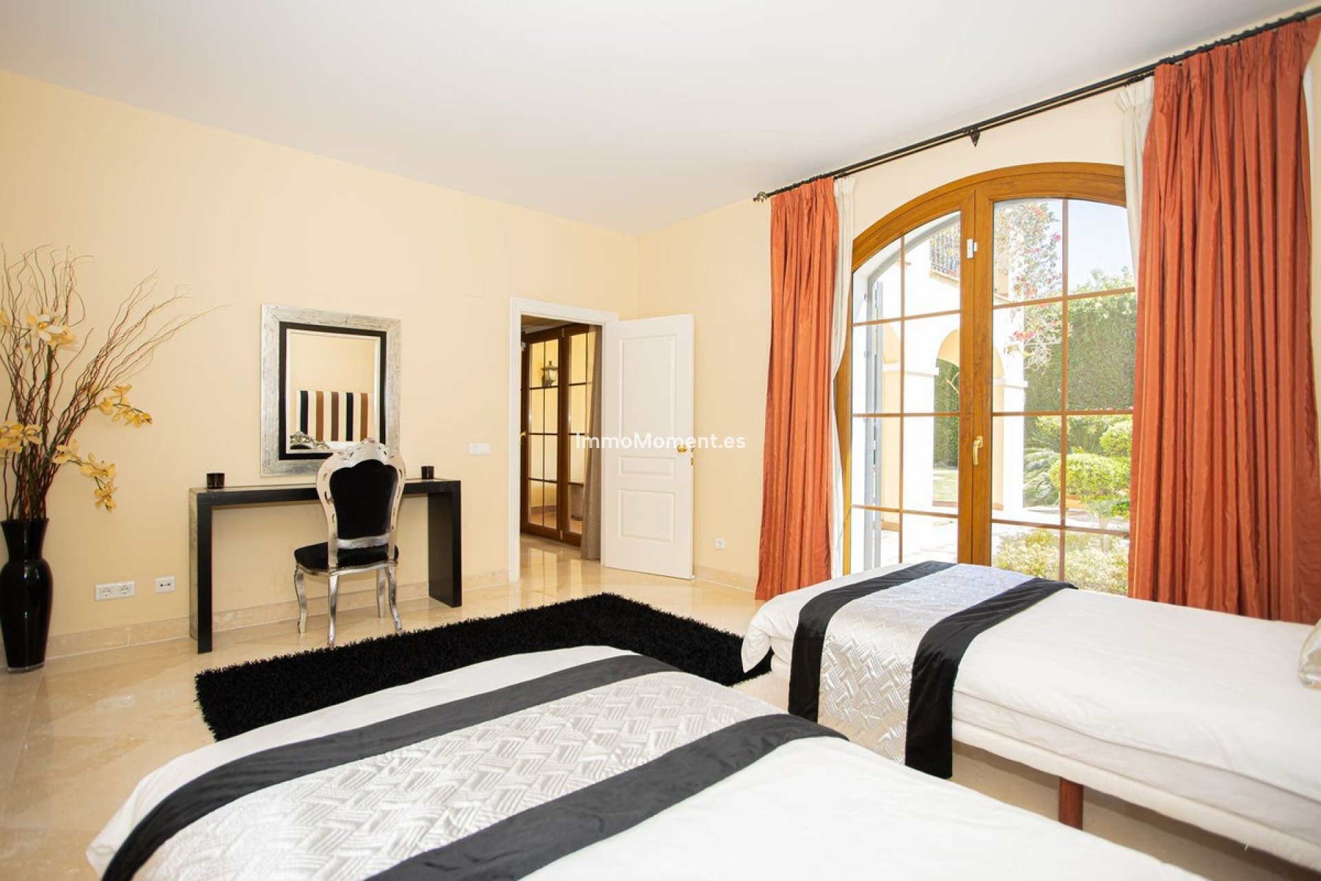 Resale - Villa - El Paraiso - New Golden Mile
