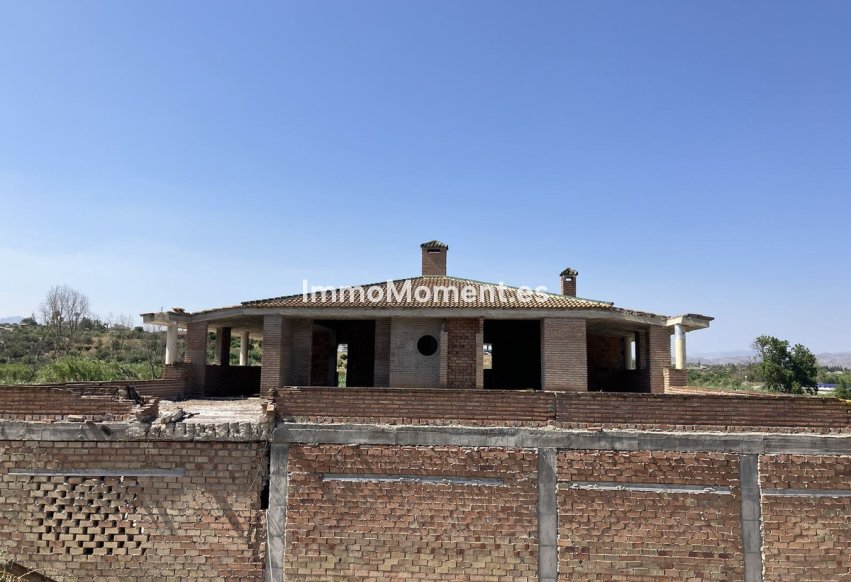 Resale - Villa - Inland  - Alhaurín el Grande Centro