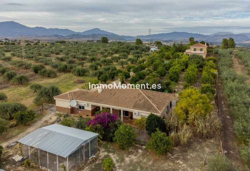 Resale - Villa - Inland  - Alhaurín el Grande Centro