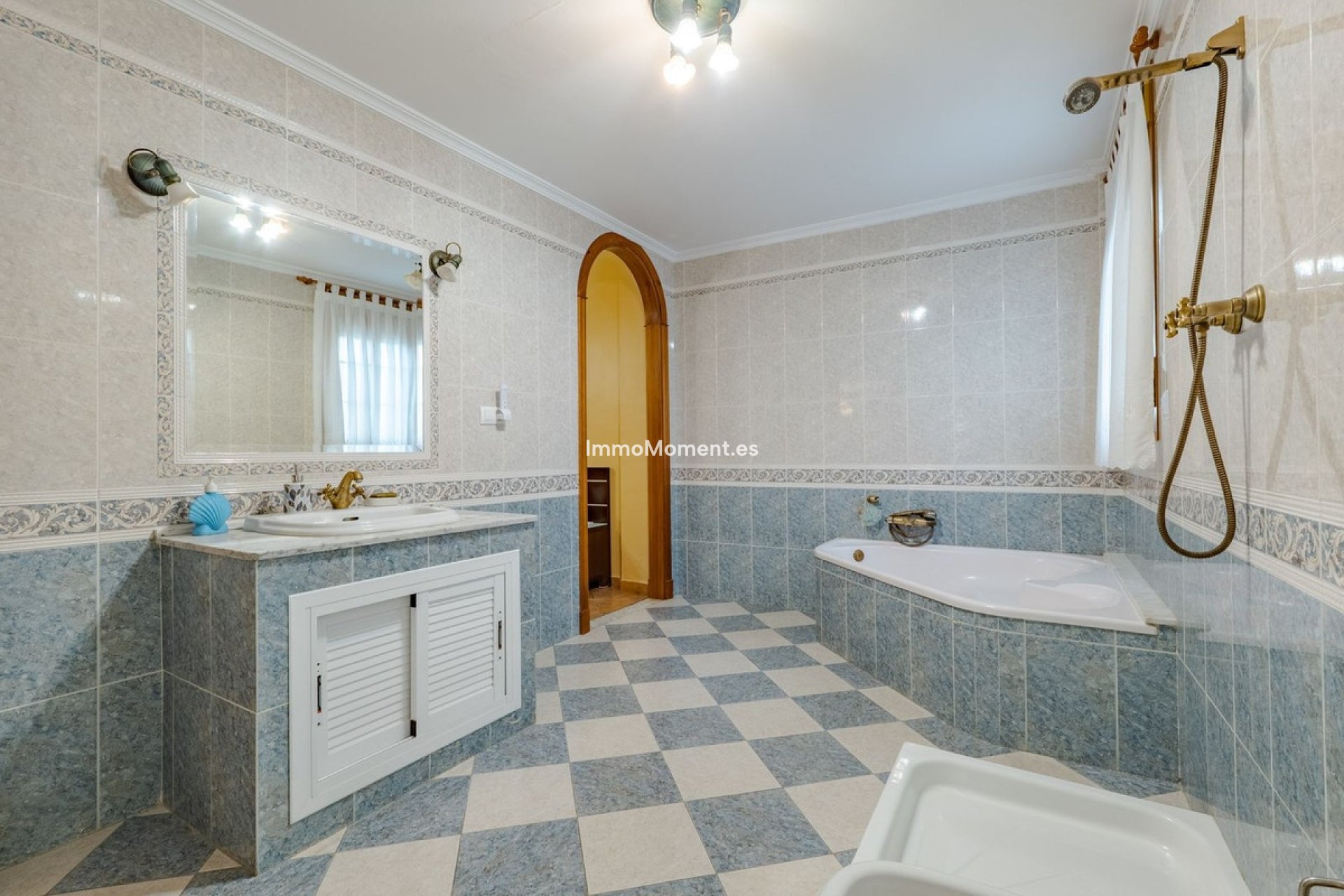 Resale - Villa - Inland  - Alhaurín el Grande Centro