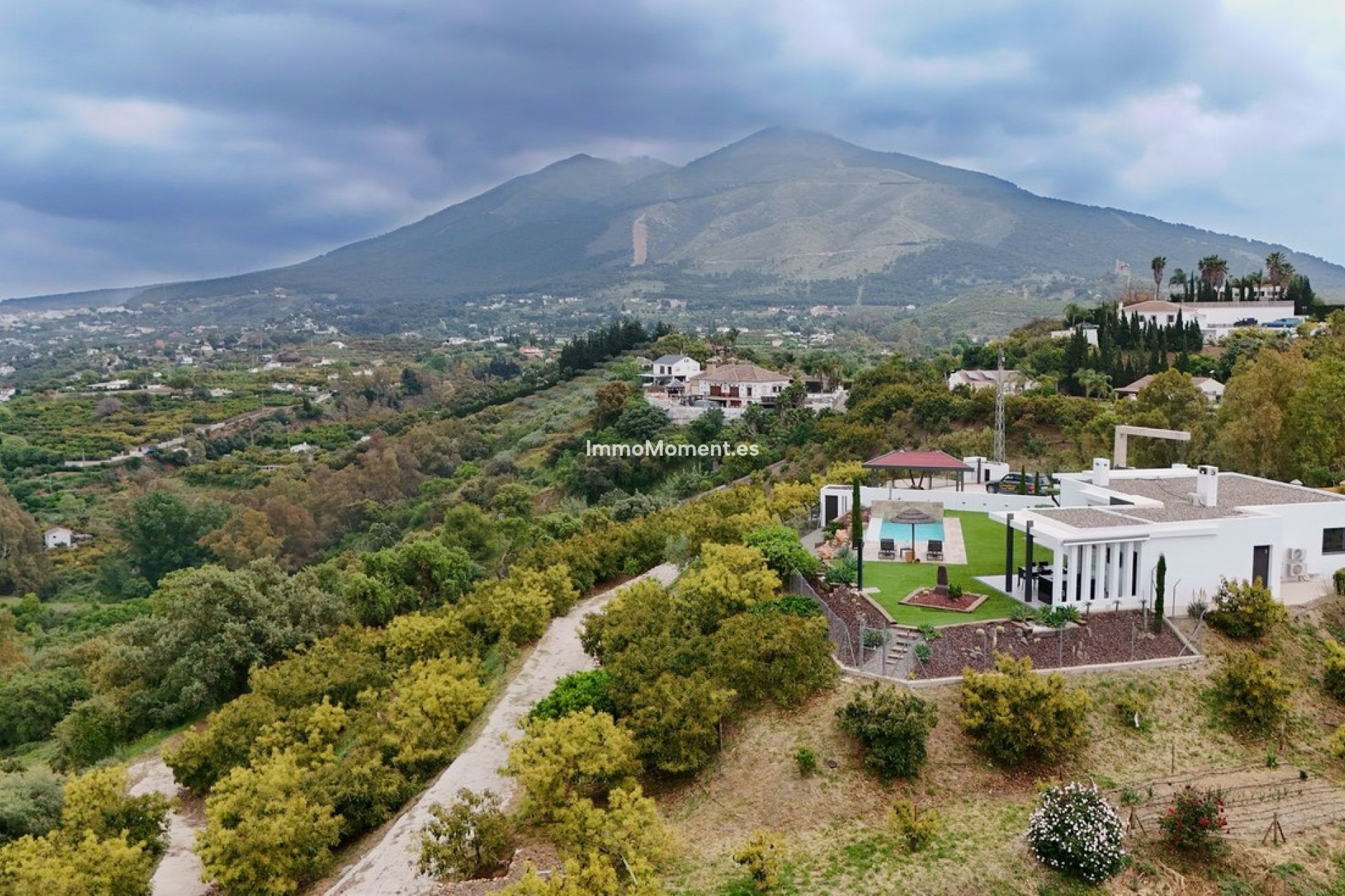 Resale - Villa - Inland  - Alhaurín el Grande Centro