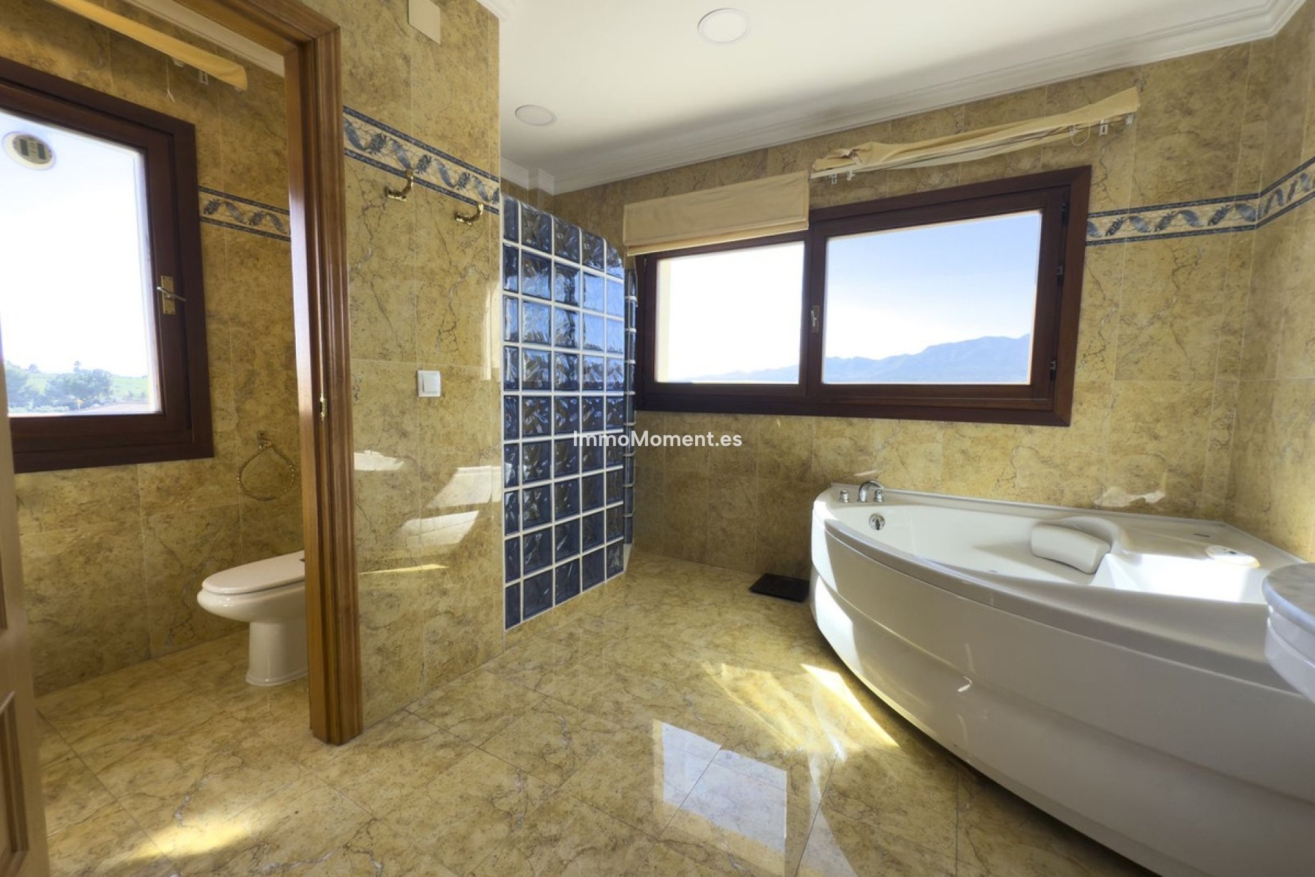 Resale - Villa - Inland  - Alhaurín el Grande Centro