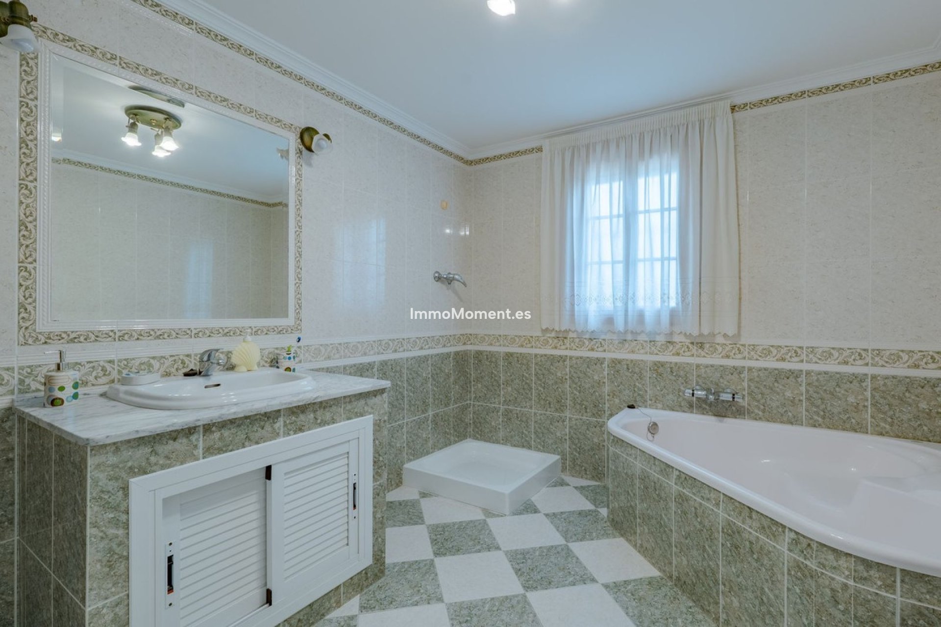 Resale - Villa - Inland  - Alhaurín el Grande Centro
