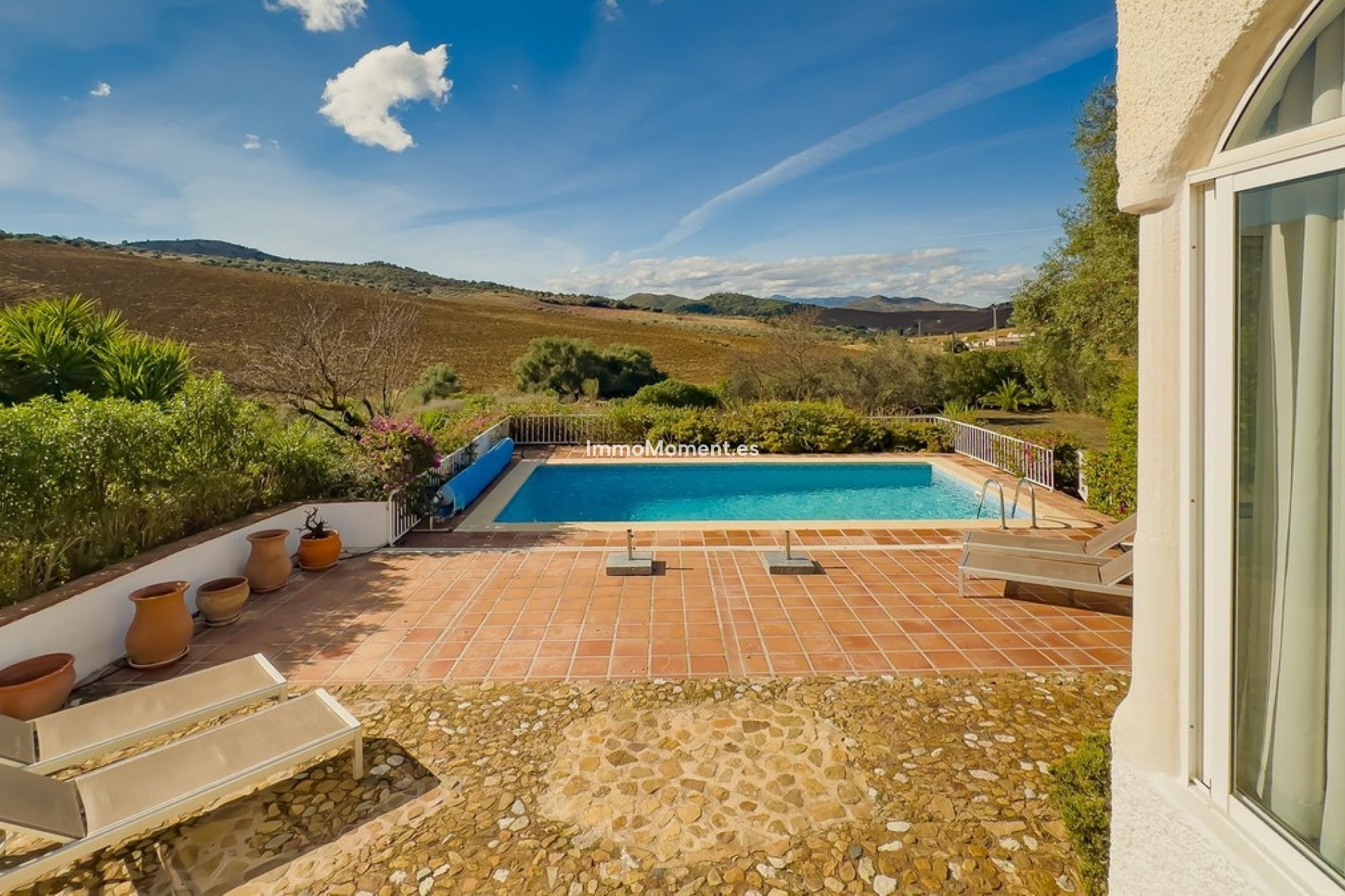 Resale - Villa - Inland  - Almogía