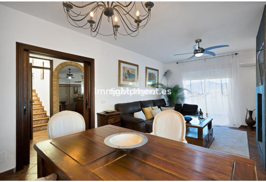 Resale - Villa - Inland  - Coín